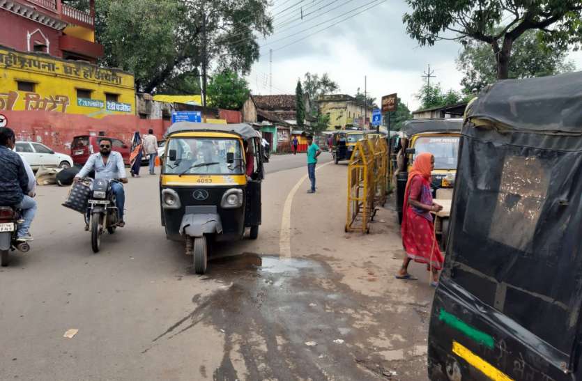 Auto सड़क पर बेतरतीब खड़े हो रहे ऑटो चालकों को पुलिस ने खदेड़ा