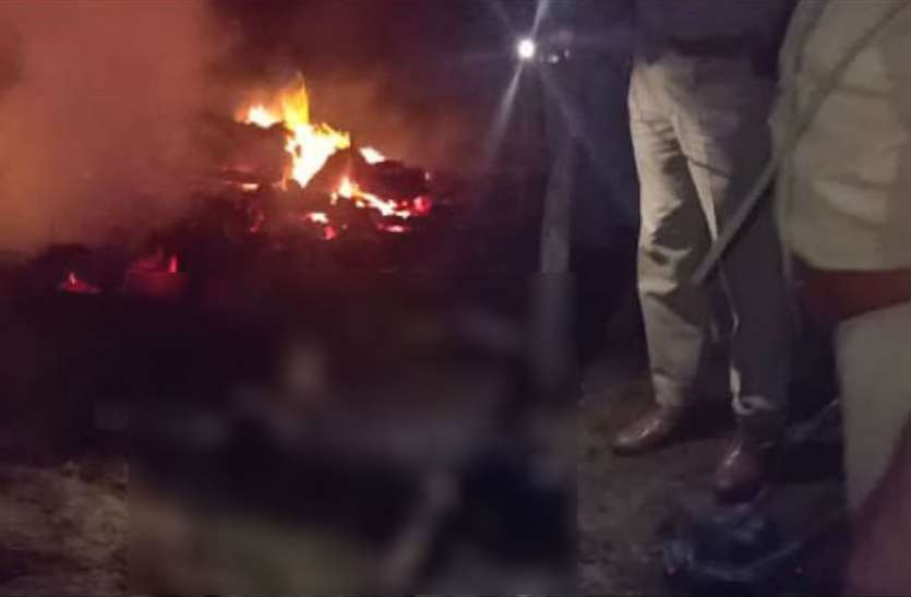प्रेमी युगल ने लगाई आग, नाबालिग प्रेमिका की मौके पर मौत, प्रेमी की हालत गंभीर प्रेमी युगल ने लगाई आग, नाबालिग प्रेमिका की मौके पर मौत, प्रेमी की हालत गंभीर