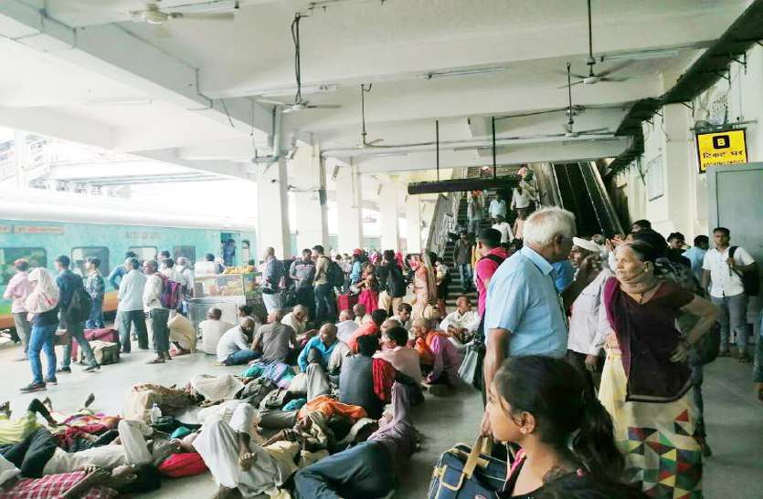 gwalior railway station latest news,gwalior railway station latest news शनिचरा जाने वालों की भीड़, रेलवे ने सभी टिकट काउंटर खोले
