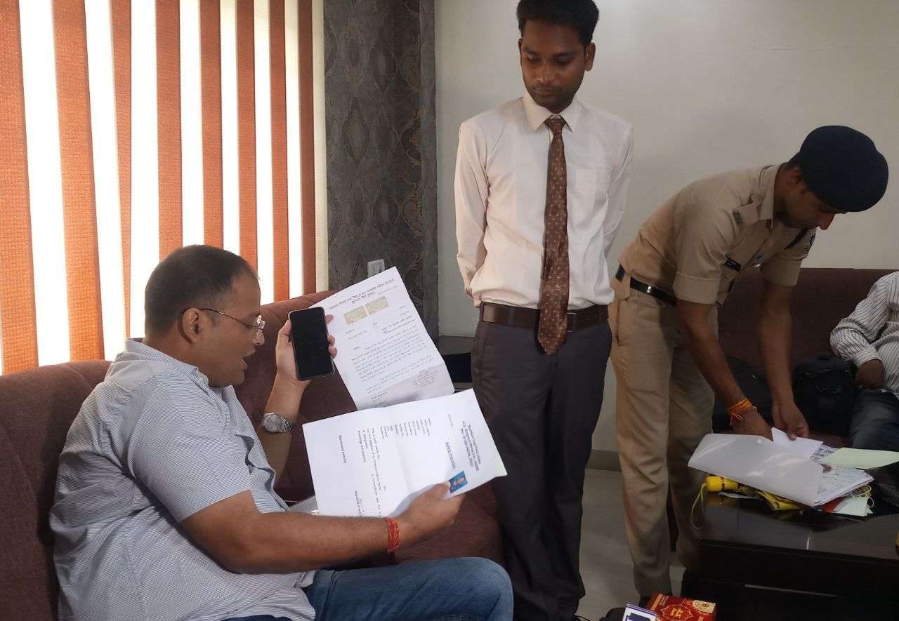 police aressted fake ias