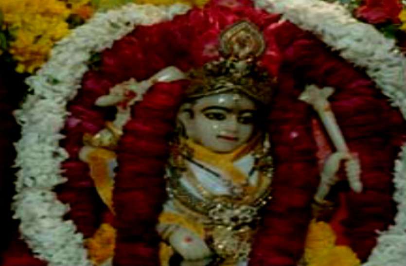 pitambara_devi_temple_datia.jpg यहां मां अपने भक्तों को एक झरोखे से देती हैं दर्शन, कहा जाता है राजसत्ता की देवी