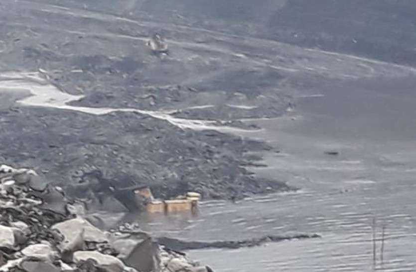 Breaking: एशिया की नामी खदानों में से एक दीपका कोल माइंस में घुसने लगा लीलागर नदी का पानी, डूबने लगी मशीनें, देखिए वीडियो... Breaking: एशिया की नामी खदानों में से एक दीपका कोल माइंस में घुसने लगा लीलागर नदी का पानी, डूबने लगी मशीनें, देखिए वीडियो...