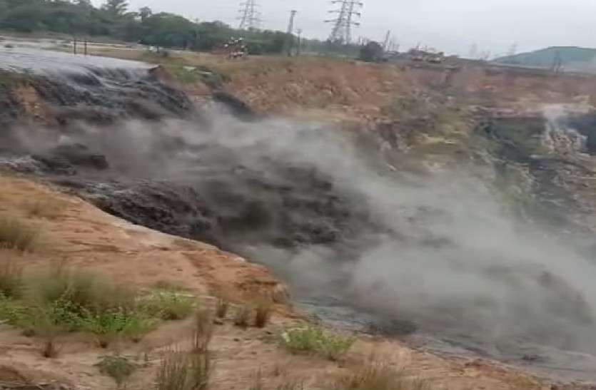 Breaking: एशिया की नामी खदानों में से एक दीपका कोल माइंस में घुसने लगा लीलागर नदी का पानी, डूबने लगी मशीनें, देखिए वीडियो...