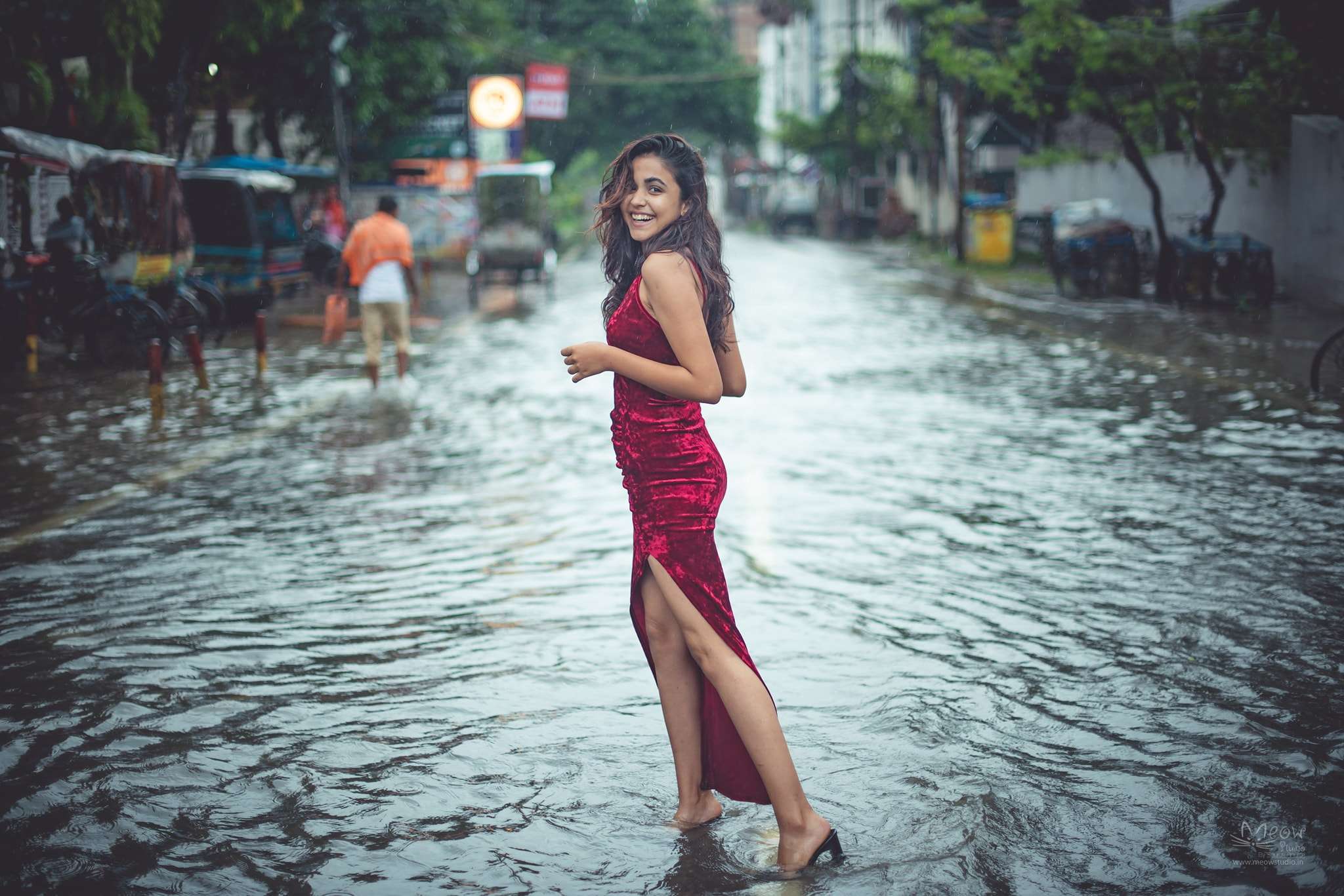 girl_photoshoot_in_red_dress_in_bihar_flood_goes_viral_nift_patna_aditi_singhy3.jpg