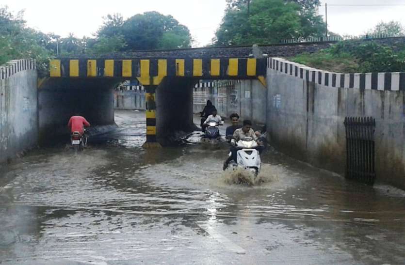 No llene agua en Ghatera debajo del puente, drene solo घटेरा अंडर ब्रिज में पानी न भरे, खुद रही नाली