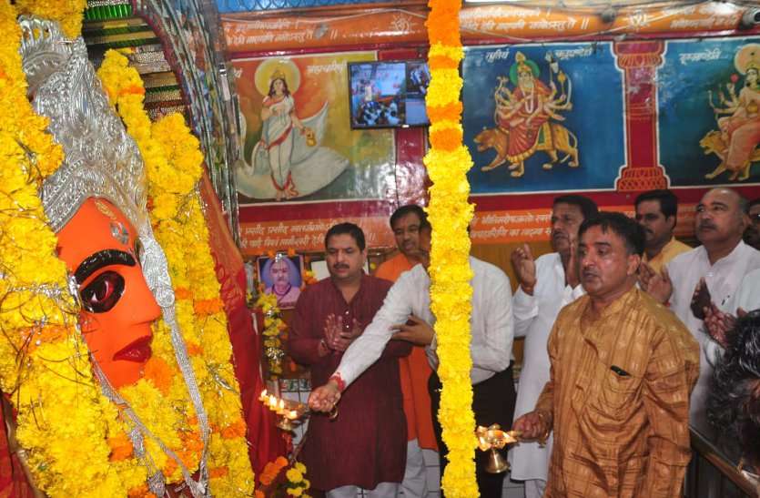 Devotees engaged in worship of Shakti शक्ति की आराधना में लीन हुए भक्त