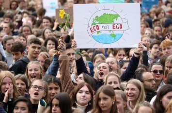 Teen girls are leading the climate strikes and helping world जलवायु परिवर्तन के खिलाफ ये भी लहरा रहीं विरोध का परचम