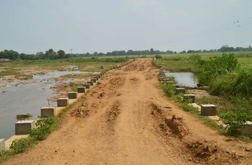 Roads damaged due to rain need improvement करोड़ों की सड़कें बनवा डालीं डिप्टी सीएम केशव ने, किसके क्षेत्र में बनी सड़कें, जानकर रह जाएंगे हैरान