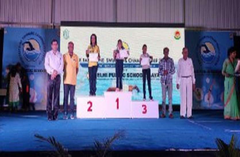 Soumya Siddiqui of Chandauli won silver medal in swimming चंदौली की सौम्या सिद्दकी ने अपने नाम किया सिल्वर मेडल,मनाया गया जीत जश्न