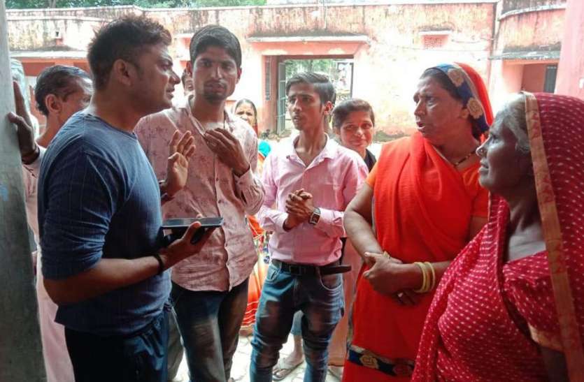 मोहल्ले में शराबियों का आतंक, थाने में पहुंचे लोग मोहल्ले में शराबियों का आतंक, थाने में पहुंचे लोग
