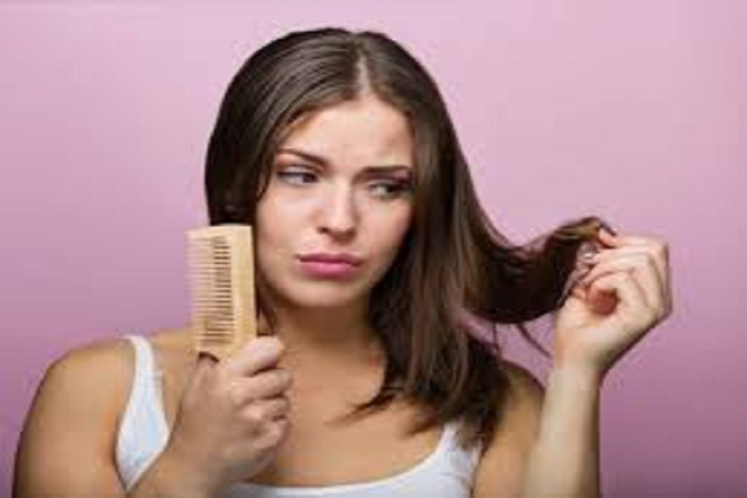 Hair fall problem in young age | Hair fall : इन कारणों से झड़ने लगते हैं कम  उम्र में बाल, कंट्रोल करने के लिए करें यह उपाय | Patrika News