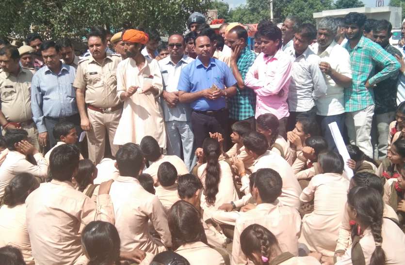 शिक्षकों के तबादलों का विरोध, पांच घंटे प्रदर्शन शिक्षकों के तबादलों का विरोध, पांच घंटे प्रदर्शन