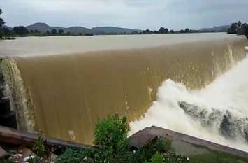 Villagers fear from river overflow due to heavy rain भारी बारिश की वजह से बांधों से छोड़ने पर नदियां उफान पर, ग्रामीणों की मुसीबत बढ़ी