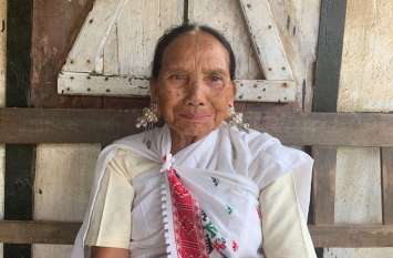 Mourning Song Singer मौत की सुंदर यात्रा का महाकाव्य गाती है 80 वर्षीय तेरोनपी