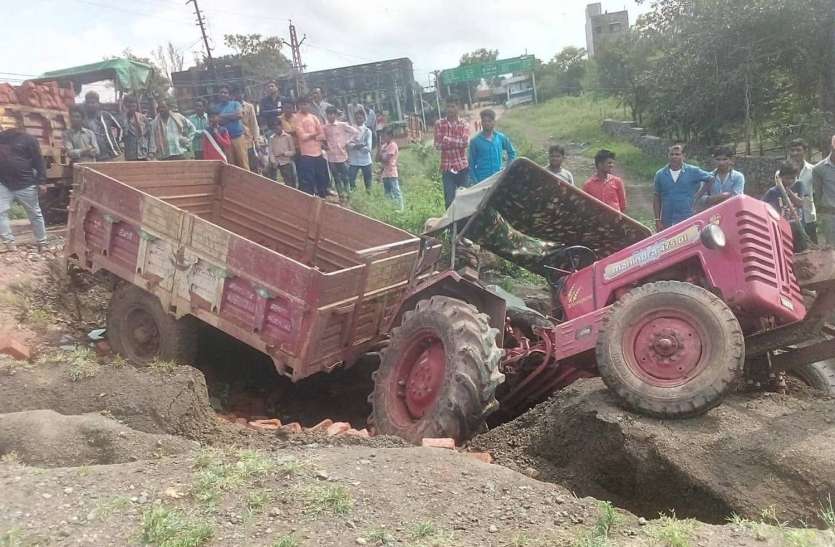 भट्टे से ईंटें ले जा रही ट्रैक्टर-ट्रॉली पलटी भट्टे से ईंटें ले जा रही ट्रैक्टर-ट्रॉली पलटी