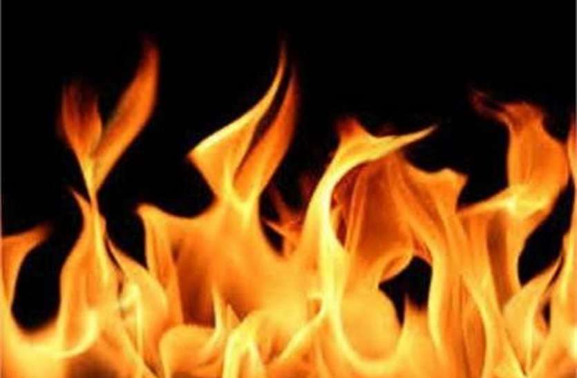 fire in Mega Mart बर्तन की दुकान में भीषण आग से लाखों का नुकसान