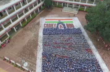pm modi carry a bad massage through different way student स्कूली छात्रों ने अनोखे ढंग से दिया पीएम मोदी का संदेश, वीडियो देखकर आप भी कहेंगे...वाह