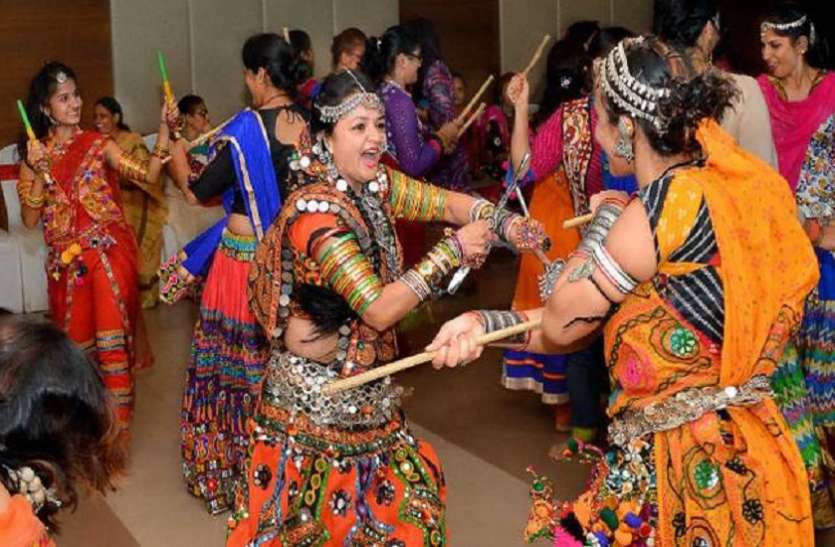 Watch Video: जब डांडिया का जादू छाए, प्रधानमंत्री भी खुद को नहीं रोक पाए Watch Video: जब डांडिया का जादू छाए, प्रधानमंत्री भी खुद को नहीं रोक पाए