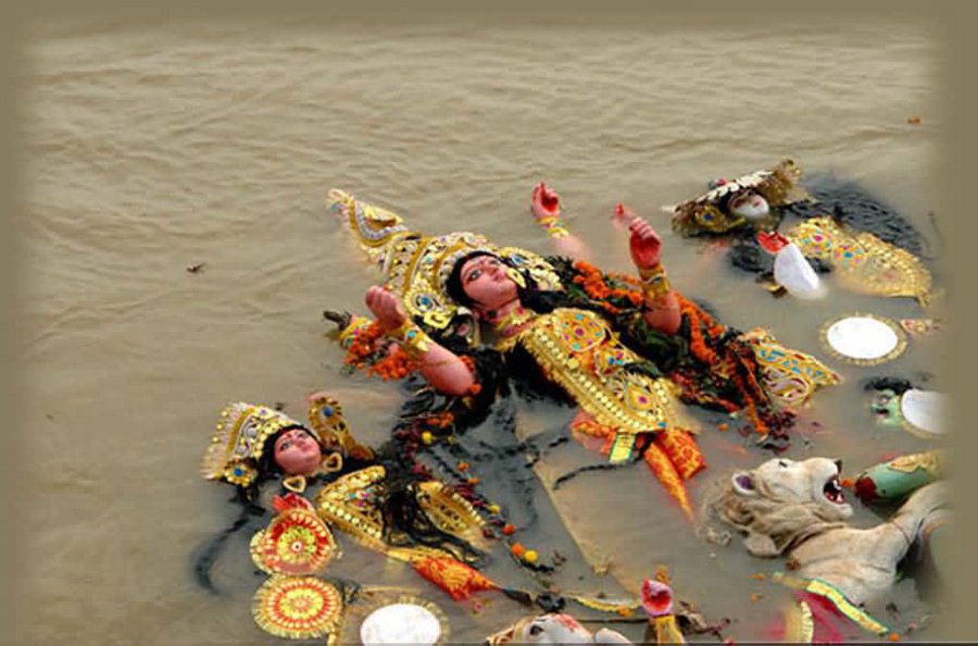 दुर्गा पूजा: यमुना नदी और तालाबों में दुर्गा मूर्तियों के विर्सजन पर लगी रोक, नियम का उल्लंघन करने पर देना होगा 50000 रुपए का जुर्माना