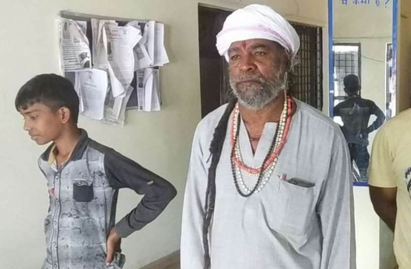 loot Loot:पुजारी से कहा गले की टूटी है सोने की चैन, पलक झपकते ले उड़े दो युवक