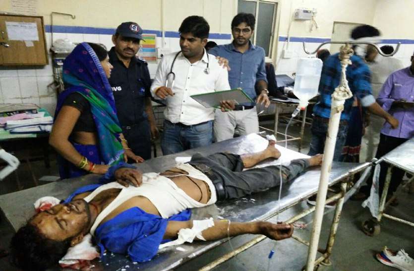 truck collapse with gondwana express in gwalior TRAIN ACCIDENT: चलती ट्रेन से टकराया ट्रक, युवक का पैर कटा, टल गया बड़ा हादसा, VIDEO