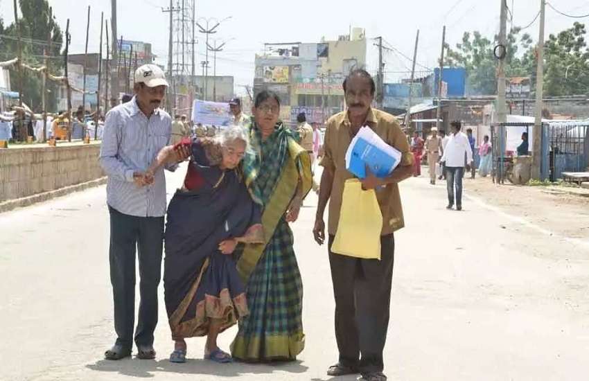 जमीन हड़पने वालों के खिलाफ खड़ी हुई बुजुर्ग महिला, उठाया यह कदम