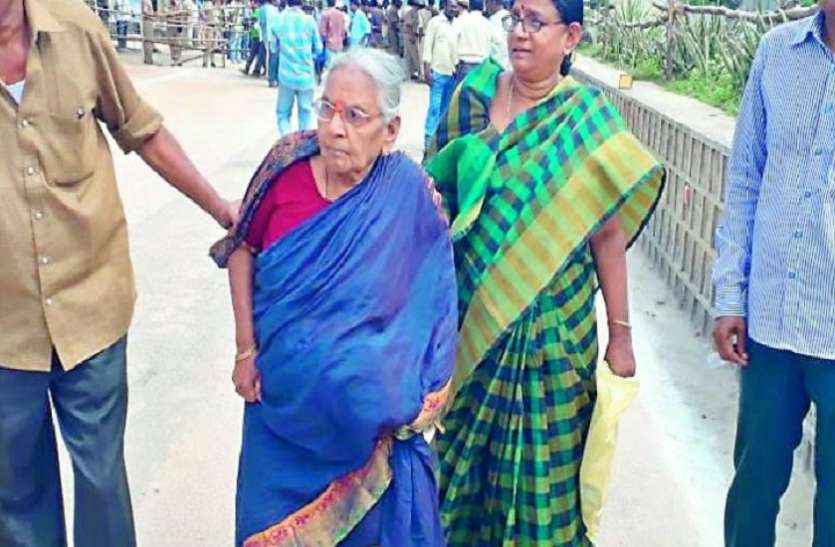 जमीन हड़पने वालों के खिलाफ खड़ी हुई बुजुर्ग महिला, उठाया यह कदम जमीन हड़पने वालों के खिलाफ खड़ी हुई बुजुर्ग महिला, उठाया यह कदम