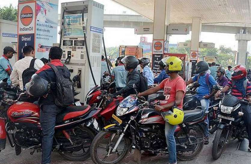 18delpriyafuelstation.jpg Today Petrol Deisel Rate: कच्चे तेल की कीमत में फिर आई उछाल, जानिए कितने बढ़े पेट्रोल-डीजल के दाम