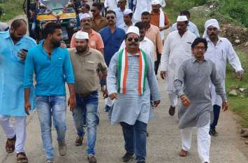 Salute to Shastri along with Mahatma Gandhi महात्मा गांधी के साथ शास्त्री को किया नमन