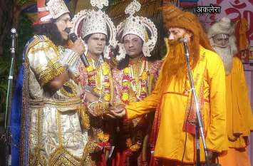 After father, son is playing role in Ramlila पिता के बाद पुत्र निभा रहे रामलीला में भूमिका, देखें वीडियो...