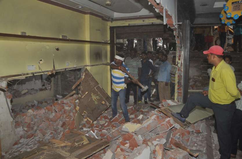 चार टीमों ने एक साथ की कार्रवाई तो तलघर मालिकों में मच गया हडक़ंप चार टीमों ने एक साथ की कार्रवाई तो तलघर मालिकों में मच गया हडक़ंप