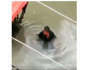 man stranded in chest deep water refuses to leave his rickshaw Watch Video: मौत से भी बड़ी साबित हुई रोजगार की चिंता, देखें मार्मिक वीडियो