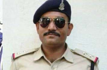 Chhattisgarh Crime: Teacher slapped SI in police station शिक्षक ने चौकी प्रभारी एसआई को मारे 2-3 थप्पड़, जिला पंचायत अध्यक्ष भी थे साथ, देखते रह गए पुलिसकर्मी