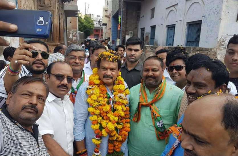 SP singh baghel राष्ट्रपिता की जयंती पर भाजपा की पदयात्रा शुरू, सेल्फी का शौक चिर चढ़कर बोला