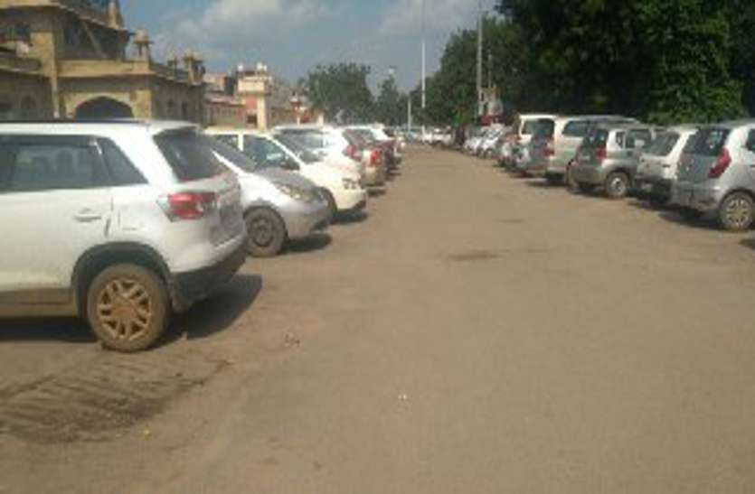 gwalior.station पार्किंग में डस्टबिन, ट्रेनों में कॉकरोच और सर्कुलेटिंग एरिया में गंदे पानी ने गिराई रैकिंग