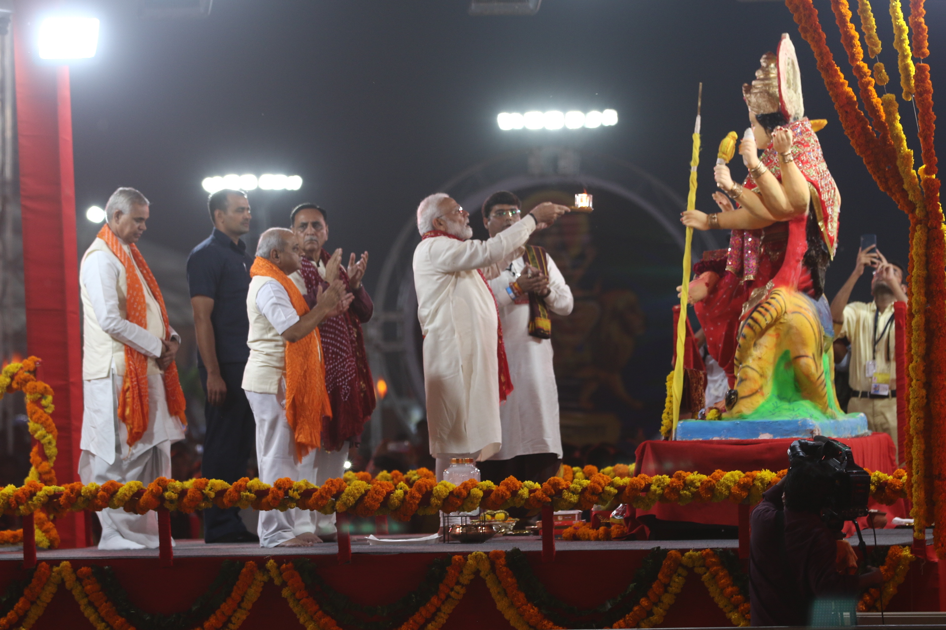 PM Narendra Modi Attended Navratri Festival In Ahmedabad - PM Modi ने वाइब्रेंट Navratri में मां दुर्गा की आरती उतारी | Patrika News