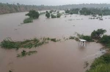 flood in chitrakoot बादलों के कोप से उफनाई मंदाकिनी, कई इलाके जलमग्, न छोटी नदियां भी उफान पर