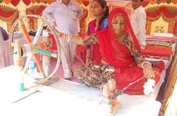 Khadi exhibition: Charkha use in memory of Bapu in खादी प्रदर्शनी: बापू की याद में चलाया चरखा