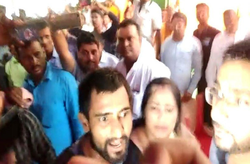 Shashi Bhushan Mehta, Jharkhand BJP, Jharkhand News BJP ऑफिस बना रणक्षेत्र, पार्टी नेता के खिलाफ प्रदर्शन कर रहे लोगों को पीटा