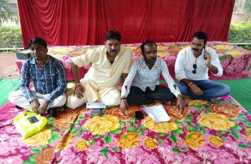Councilors sitting on dharna in municipality विकास कार्य न होने से नाराज पार्षद नगर पालिका में धरने पर बैठे