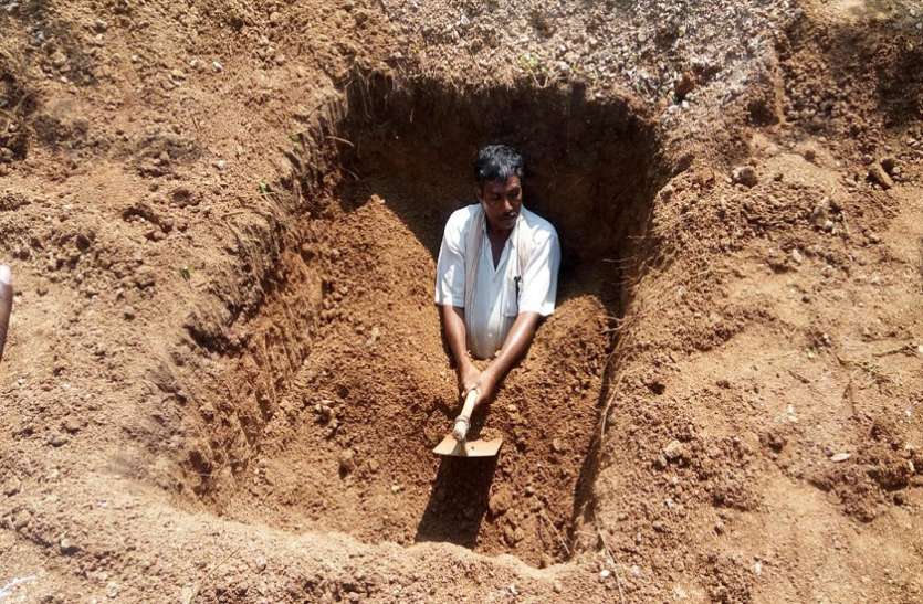 टूट गया किसान का सब्र, खोद डाली खुद की कब्र टूट गया किसान का सब्र, खोद डाली खुद की कब्र