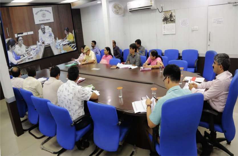 CS took video conference, Collectors should work for betterment in hospitals शुद्ध के लिए जारी रहे युद्ध, शासकीय चिकित्सालयों में बेहतरी के लिए काम करें कलेक्टर