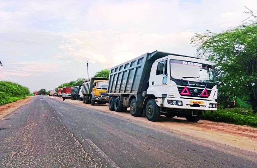 बंद पड़ी खदानों से हो रहा रेत का अवैध खनन और परिवहन बंद पड़ी खदानों से हो रहा रेत का अवैध खनन और परिवहन!