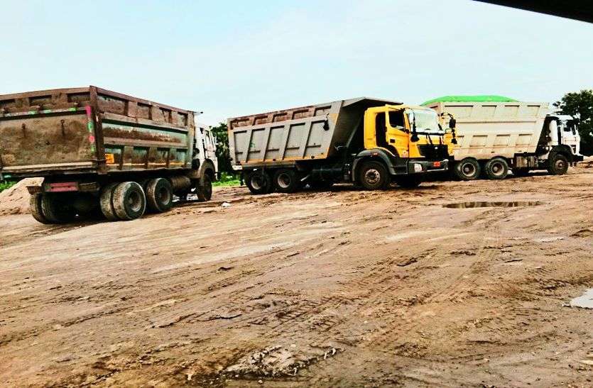 बंद पड़ी खदानों से हो रहा रेत का अवैध खनन और परिवहन