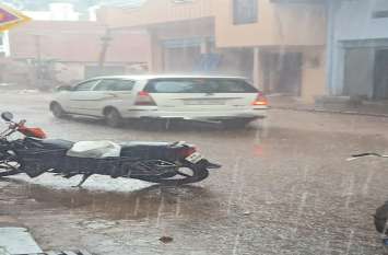 Weather alert rain continue in Varanasi Weather alert -दुर्गा पूजा पर मंडरा रहा बारिश का खतरा, पानी बरसने से तैयारी हुई प्रभावित