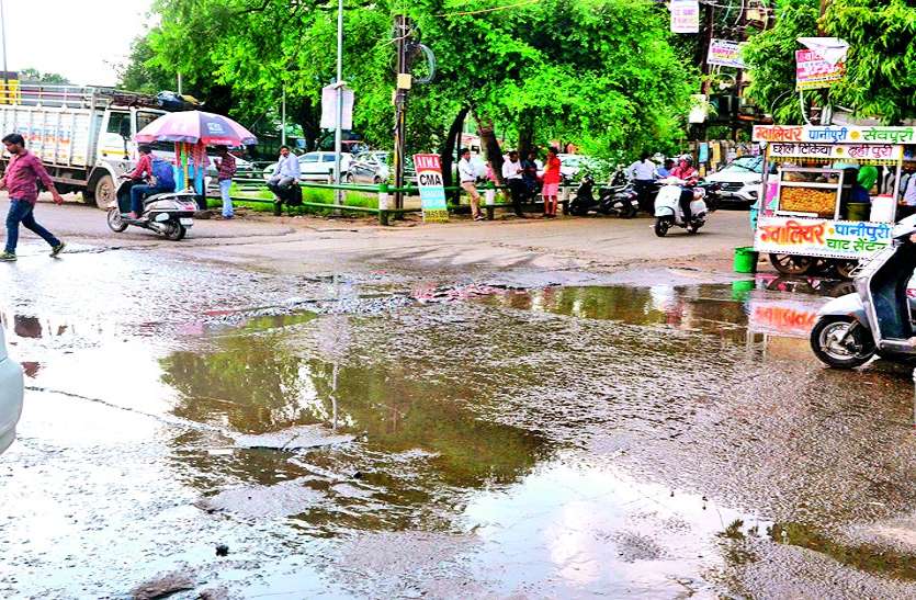 आधी आबादी सीवेज लाइन जाम की दिक्कत से जूझ रही, पूरा शहर इसकी गंदगी से परेशान सीवेज का पानी सड़कों पर फैलने के मामले पर मानवाधिकार आयोग ने मांगी रिपोर्ट