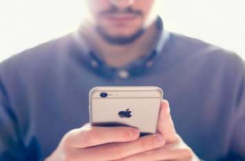 a man sues on apple company for making him a gay iphone की वजह से 'गे' बन गया ये शख्स, अब कंपनी पर ठोका लाखों का मुकदमा