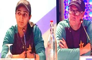 Pakistan women's cricket coach Mark Coles resigns पाक के विश्व कप अभियान को बड़ा झटका, महिला क्रिकेट टीम के कोच ने दिया इस्तीफा