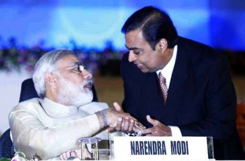 mukesh_with_modi.jpeg प्रधानमंत्री ने स्वच्छता अभियान के लिए रिलायंस, टाटा समूह को सराहा