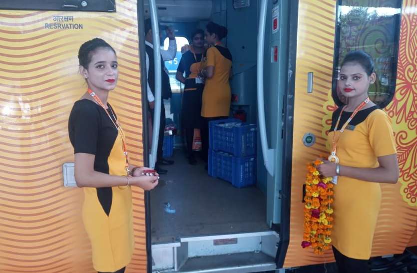 Tejas express earning एक महीने में ही तेजस एक्सप्रेस ने बनाया रिकॉर्ड, भारतीय रेलवे की 70 लाख से ज्यादा की हुई कमाई